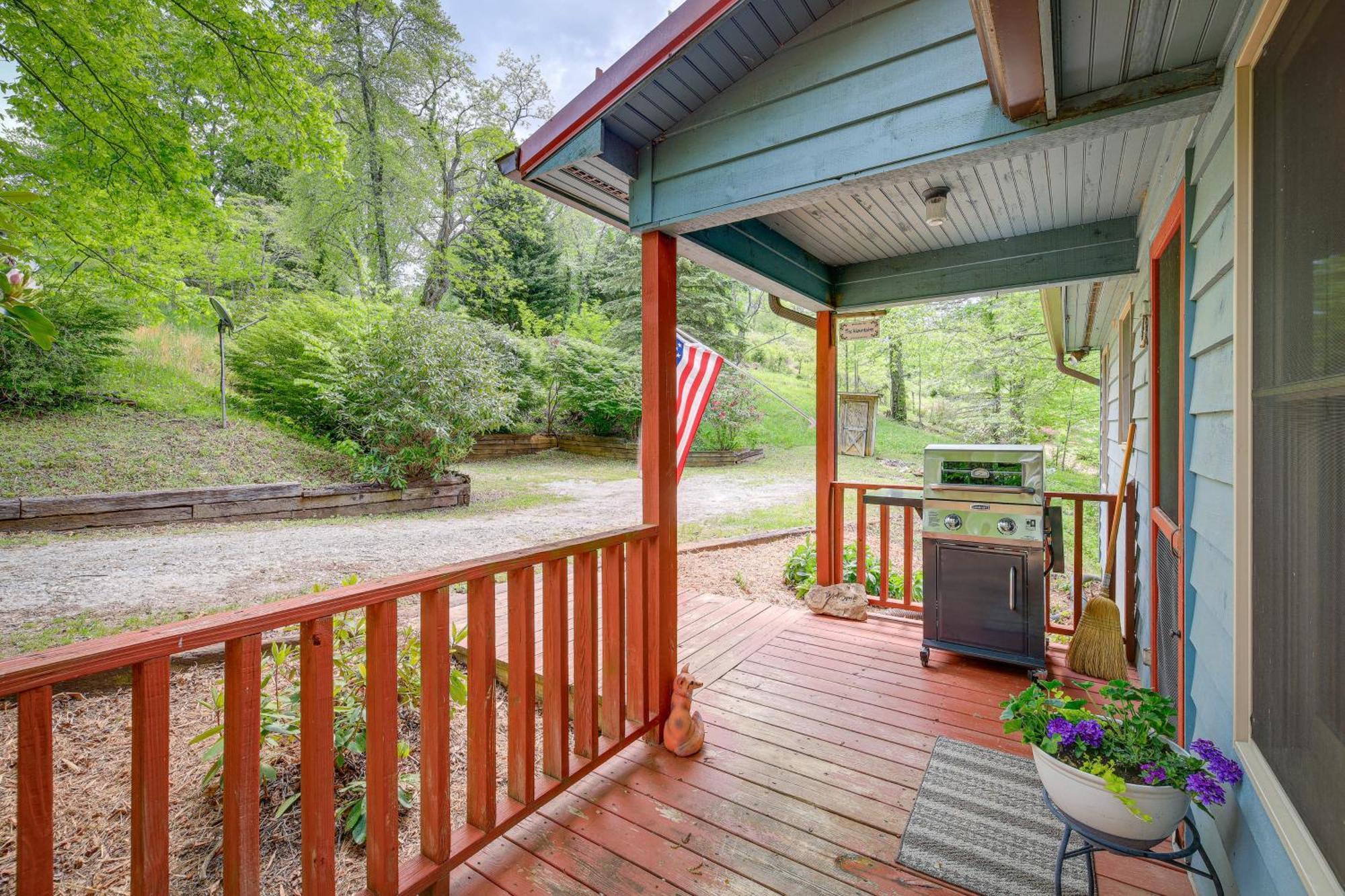 Quaint Blue Ridge Cabin Rental With On-Site Stream! Sparta Bagian luar foto