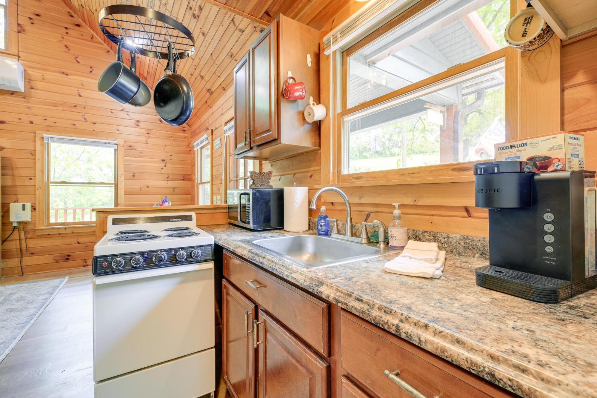 Quaint Blue Ridge Cabin Rental With On-Site Stream! Sparta Bagian luar foto